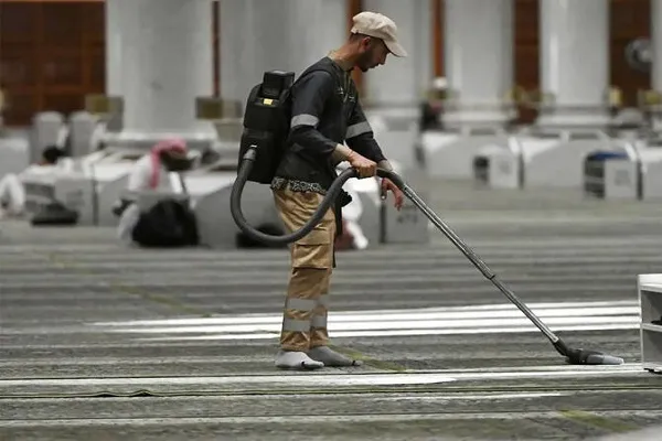 180,000 Annual Operations: Carpet Maintenance Work at Prophet’s Mosque in Medina