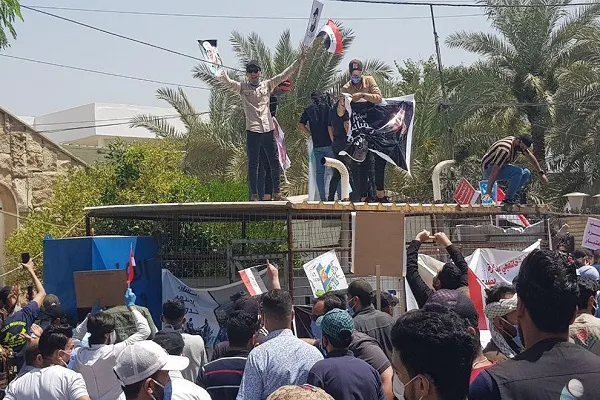 حمله معترضان عراقی به دفتر شبکه MBC در بغداد