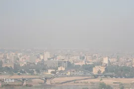 ایستاده در غبار