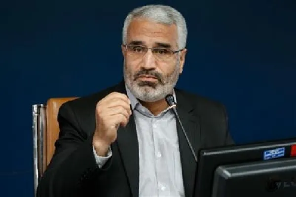 تأمین و توزیع آب در کشور به‌دور از سیاسی‌کاری و جنجال باشد