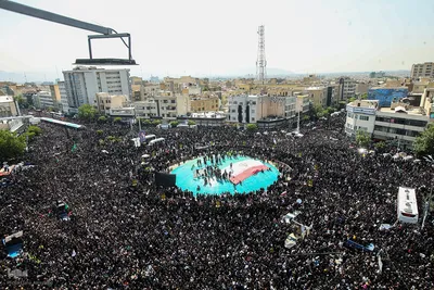 Millionen Menschen bei Trauerfeier für Märtyrer Ayatollah Raisi und seine Gefährte