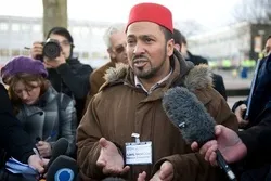 UK Imam na Ipinatalsik mula sa Saudi na Sinusuportahan na Moske Dahil Binatikos ang Riyadh