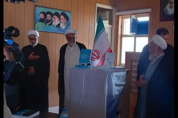 رونمایی از دو اثر جدید نمایندگی موسسه تنظیم و نشر آثار امام خمینی(ره) در قم