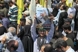 تهرانی‌ها پس از نماز جمعه در محکومیت تهاجم اسرائیل به خیابان‌ها آمدند”