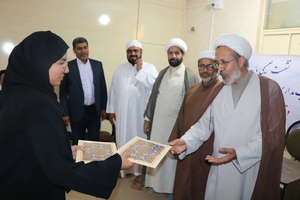 عکس | تجلیل از طلاب و اساتید برتر مدارس علوم دینی کنگان