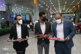 اهدای گل و شیرینی غدیر به مسافرین خارج از کشور فرودگاه امام خمینی(ره)
