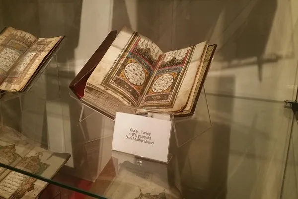 Khazanah Al-Quran Tulisan Tangan Langka di Masjid Singapura