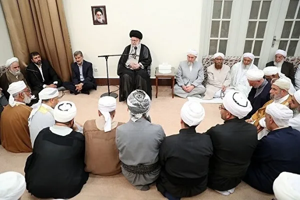 د اسلامي انقلاب ستر لارښود د ټول ایران د اهل سنتو د جمعې لمانځه له  خطیبانو او علماو سره ډله ئیزه کتنه وکړه