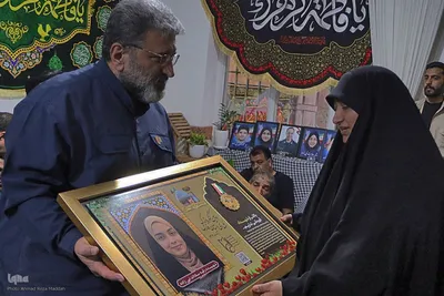 اهدا قاب مدال کنگره ملی شهدای فارس به خانواده شهیدان نبی زاده