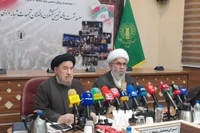 جاماندگان اربعین با مشت گره کرده، شعار باید برخاست سر می‌دهند
