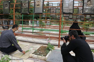 گلباران مزار مطهر شهدا توسط خبرنگاران شیرازی