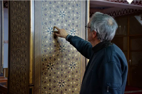 Unutulmaya yüz tutan sanat dünyada ilk kez bir camide uygulandı