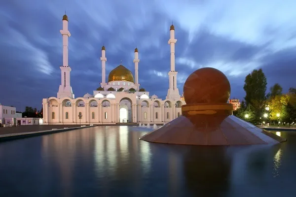 كازاخستان تفتتح أكبر مسجد في آسيا الوسطى