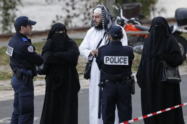 25 منظمة تقدّم شكوى للاتحاد الأوروبي بسبب اضطهاد فرنسا للمسلمين