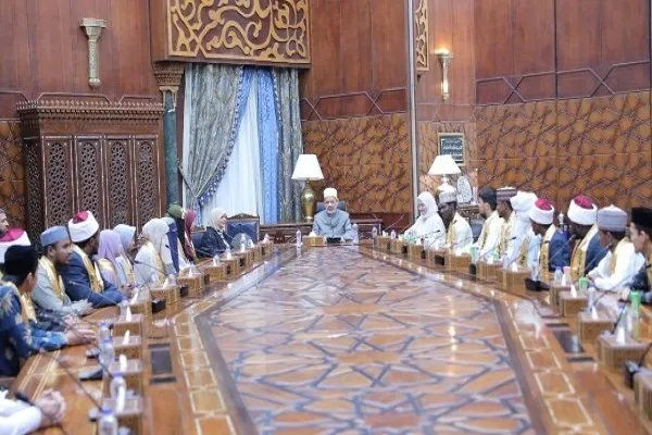 Le cheikh d'Al-Azhar reçoit les élèves de l'école coranique « Imam Al-Tayeb »