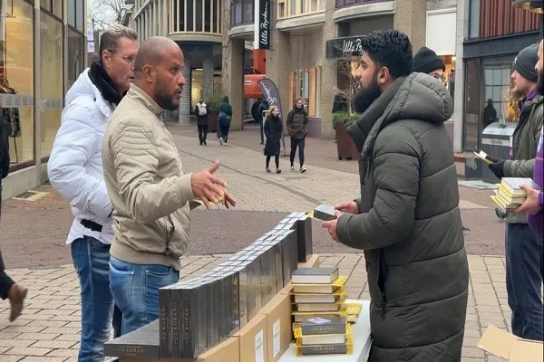 Hollandalı müslümanlar ücretsiz Kur'an dağıttı
