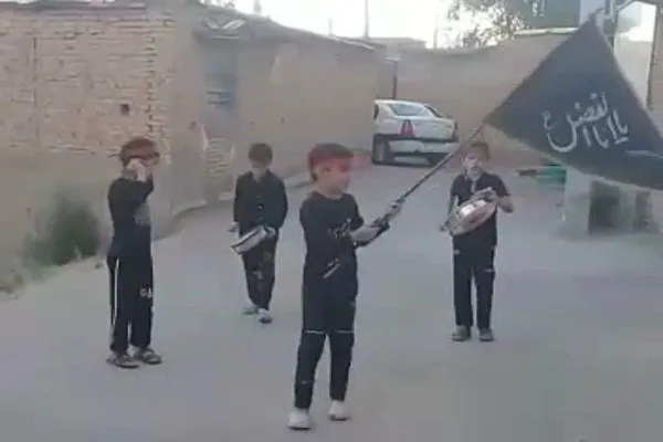 مداح مشهور عزاداران کوچک را به کربلا می‌فرستد + فیلم