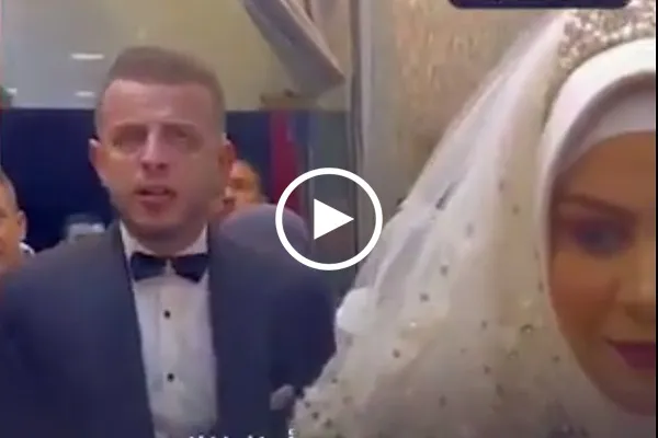 فيديو | عريس مصري يبدأ حفل زفافه بتلاوة مؤثرة للقرآن