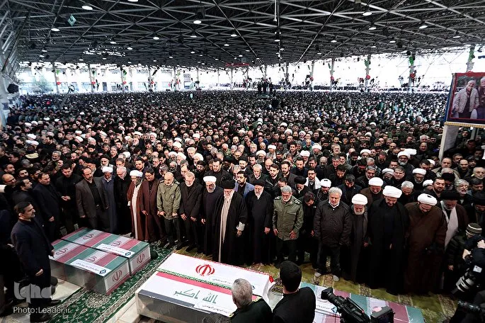 Kiongozi Muadhamu asalisha Sala ya Maiti ya Luteni Jenerali Soleimani na mashahidi wenzake