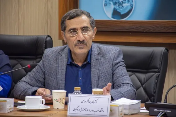 پایان دادن به محافظه‌کاری آکادمیک و مشارکت جوانان در تولید علم