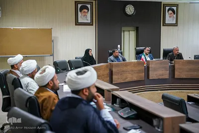 نشست مسئولان مردمی فعالیت‌های قرآنی شیراز با فرماندار