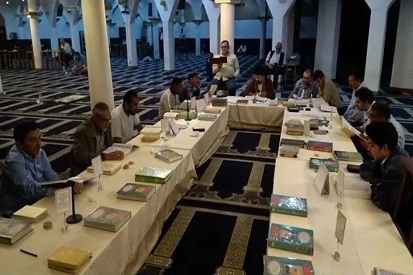 مراسم جزءخوانی قرآن در مسجد خوجه‌های هندی ماداگاسکار + عکس