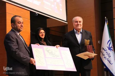 تجلیل از برگزیدگان جایزه ملی جوانی جمعیت در خراسان‌جنوبی