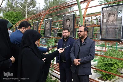 گلباران مزار مطهر شهدا توسط خبرنگاران شیرازی