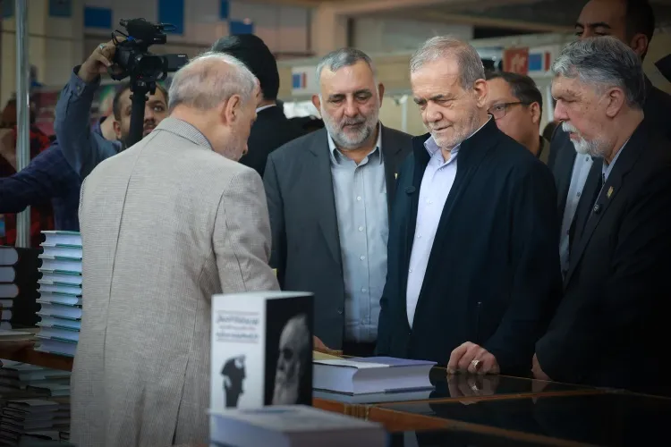 مردم باید با آزادی کتاب مورد نظر خود را برگزینند