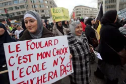 La France critiquée pour avoir ciblé les femmes musulmanes portant le foulard