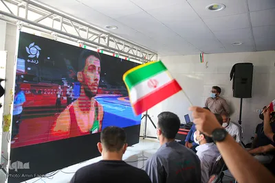شادی شیرازی ها در مقابل منزل محمدرضا گرایی