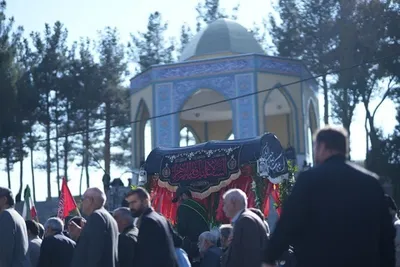 تشییع پیکر شهدای گمنام بر روی دستان مردم لرستان