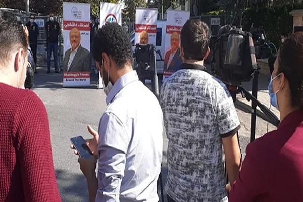 تجمع معترضان مقابل کنسولگری عربستان در استانبول در سالروز قتل خاشقچی