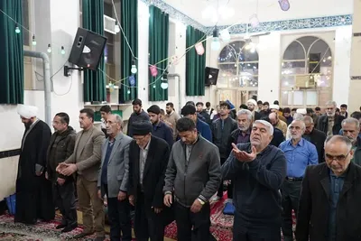 حضور رئیس شورای سیاست‌گذاری ائمه جمعه کشور در جمع نمازگزاران لرستانی