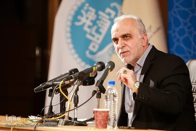 فرهاد دژپسند، وزیر اقتصاد و دارایی در اختتامیه همایش بین‌المللی «آینده جهان اسلام در افق ۱۴۱۴»