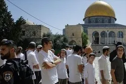 Des juifs ultraorthodoxes escortés par la police israélienne font incursion dans la mosquée al-Aqsa