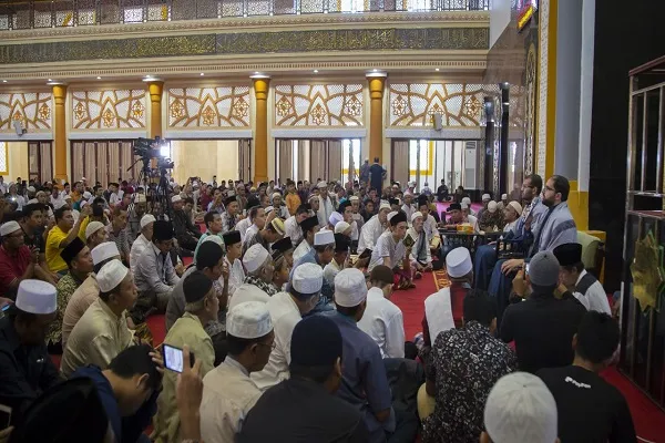 إقامة محفل قرآني في أكبر مسجد بجزيرة 