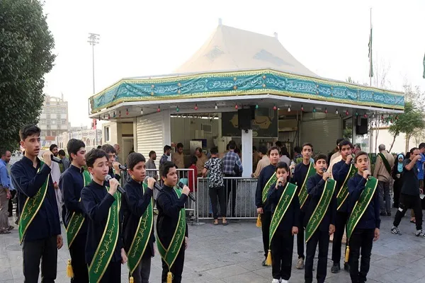 سرود «مکتب عاشقی» در حرم مطهر بانوی کرامت اجرا شد