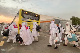 وقوف زائران بیت‌الله‌الحرام در سرزمین مشعرالحرام