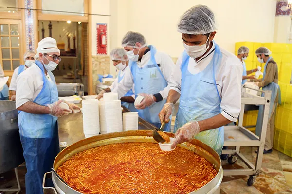 طبخ و توزیع روزانه ۶ هزار پرس غذا میان نیازمندان در قم
