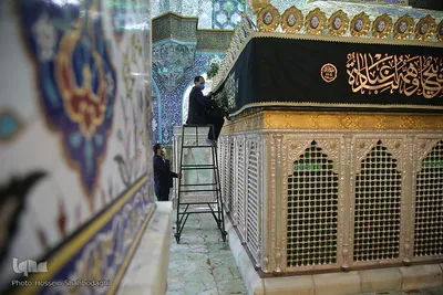 آیین سیاه پوشی ضریح مطهر کریمه اهل بیت در آستانه محرم