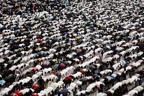 Dünya üzrə Fitr bayramı namazından fotolar
