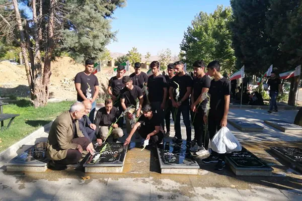 عطرافشانی گلزار شهدا در ملایر