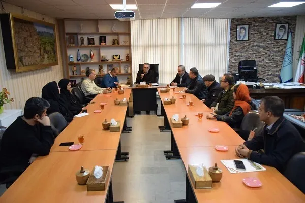 برگزیدگان دومین جشنواره دست‌آفرین‌های هنر ایرانی در کردستان تجلیل شدند