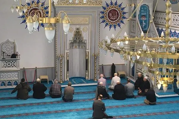 أكاديمي فرنسي: المدارس القرآنية بأحياء فرنسا الفقيرة بريئة من التطرف
