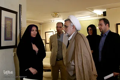 بازدیدحجت الاسلام حشمتی از نمایشگاه خوشنویسی آیات قرآنی مهناز قربانپور