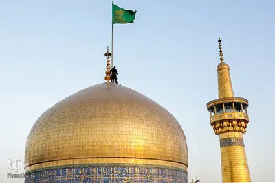 مراسم تعویض پرچم گنبد مطهر حرم امام رضا(علیه‌السلام)