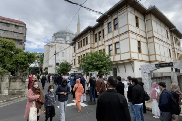 Tokyo Camii'nde bayram namazı kılındı