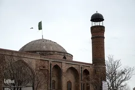 مسجد صاحب الامر، ایستاده در تاریخ