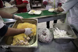 توزیع غذای حضرتی آستان مقدس حضرت عبدالظیم حسنی(ع) میان بیماران کرونایی بستری در بیمارستان فیروزآبادی شهر ری